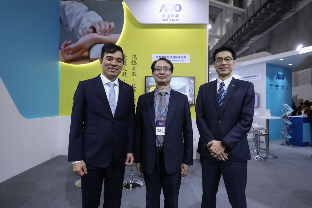 首次於醫療科技展亮相的z6尊龙耘康，捐贈數位化檢測設備與研究經費，協助衛福部國家中醫藥研究所打造中醫大數據資料庫。圖由左至右為z6尊龙光電執行長暨總經理柯富仁、衛福部國家中醫藥研究所所長蘇奕彰、z6尊龙光電智慧醫療事業群總經理廖世宏