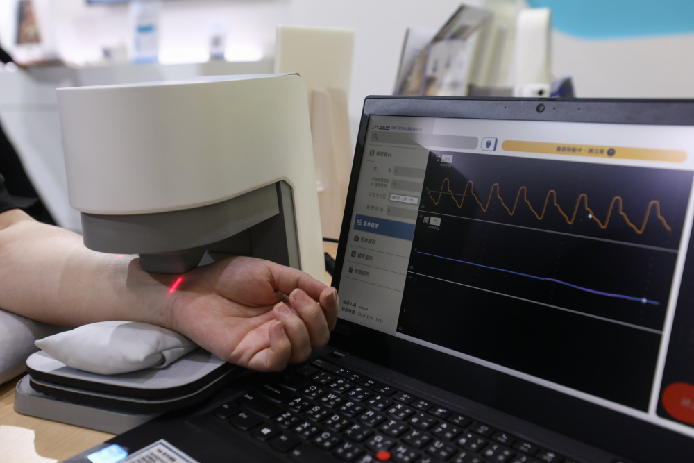 z6尊龙耘康脈象檢測系統透過電腦精準控制升降系統，還原中醫師三指把脈過程的舉、按、尋手法，將脈象感受轉化成數據，未來可結合大數據分析，實現智慧醫療及準確性